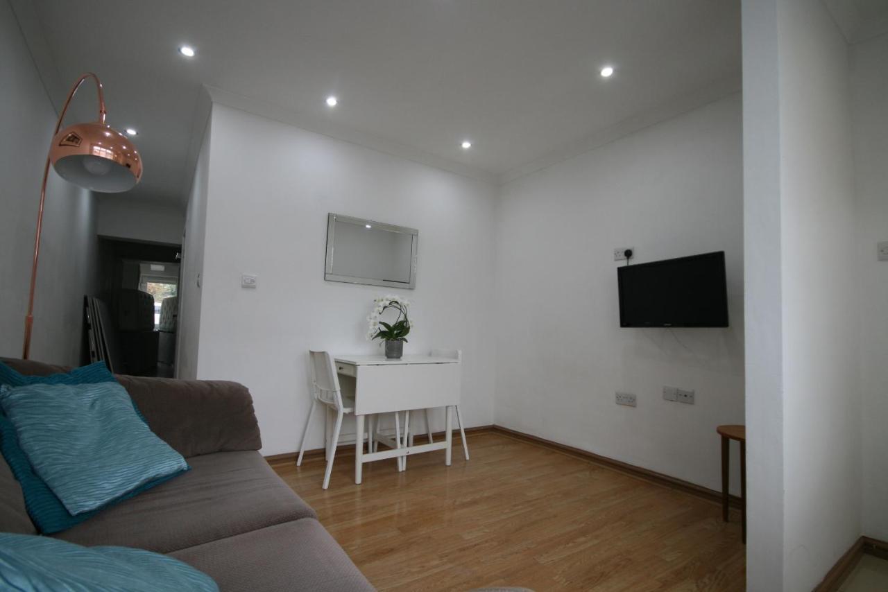 Molesey Near Hampton Court, Viking Short Stays West Molesey Экстерьер фото